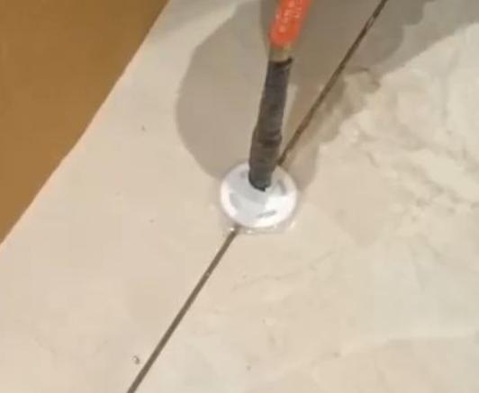 卢氏瓷砖空鼓维修公司专业解答瓷砖在铺贴过程中，如果没有涂抹均匀到位的粘结材料（如水泥砂浆或瓷砖胶），可能会导致以下问题
